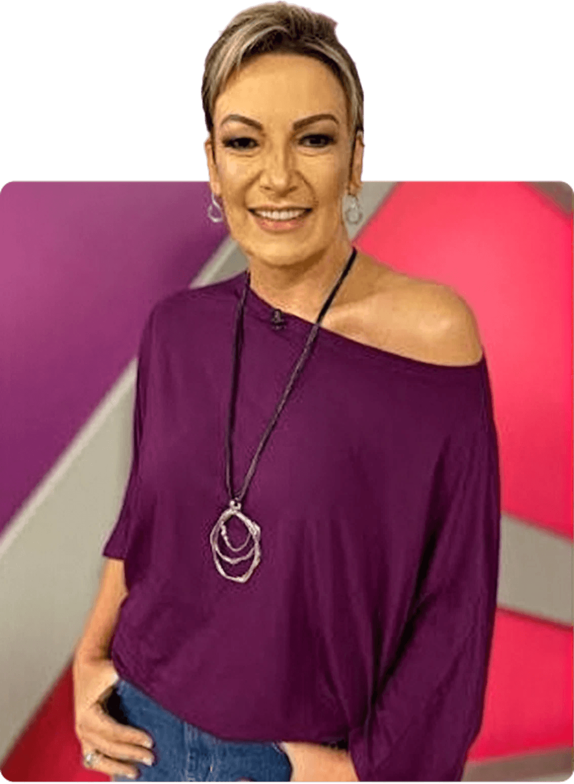 Cloara Pinheiro como apresentadora de TV